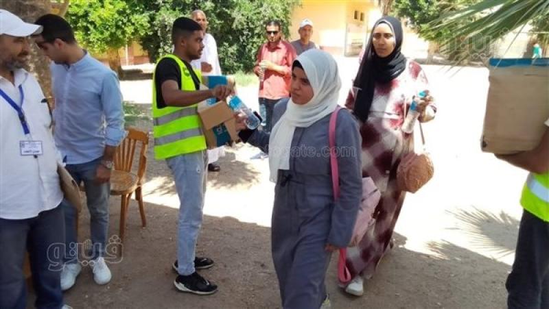جانب من توزيع زجاجات المياه على الطلاب
