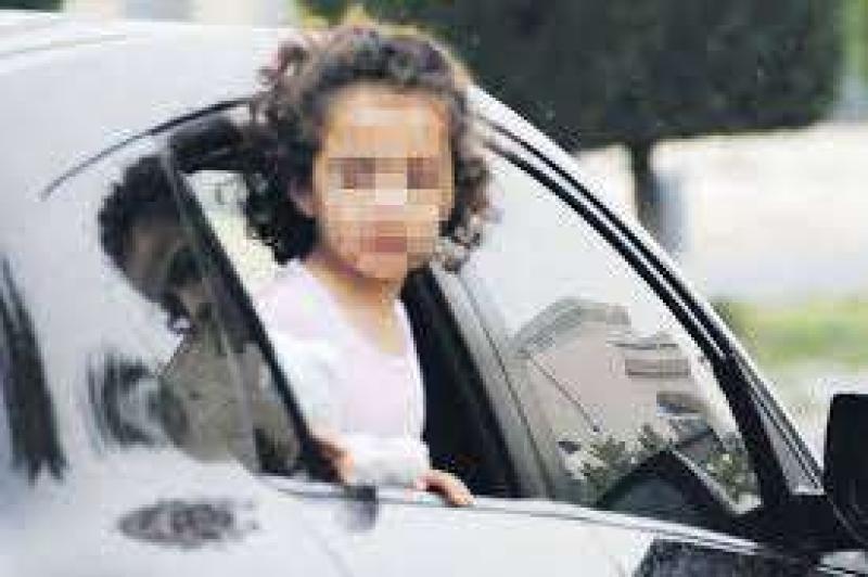 الأطفال يخرجون من نوافذ سيارة ملاكى أثناء سيرها