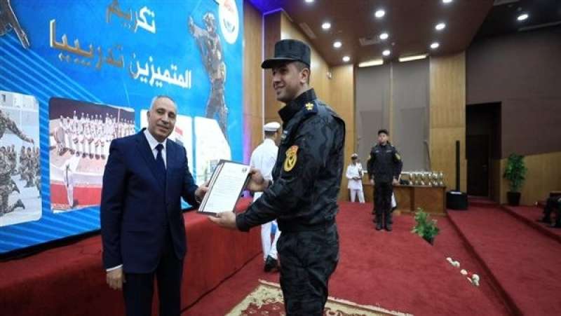 الداخلية تكرم المتميزين من الجهات الشرطة وأفرادها