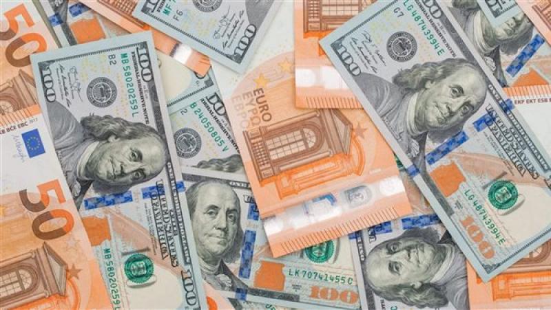 ضبط قضايا اتجار في النقد الأجنبي