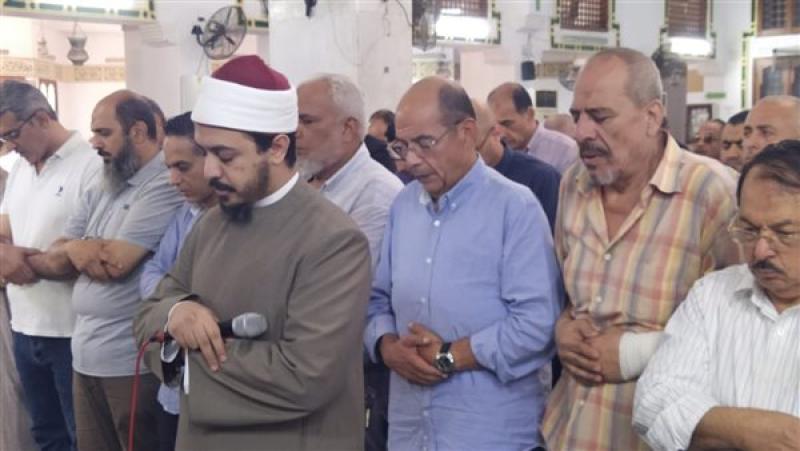 الإعلامي محمد شردي خلال الجنازة