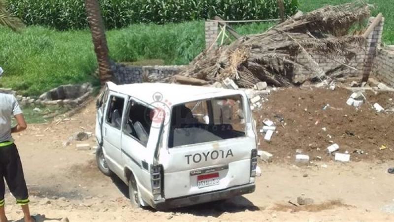 صورة بعد الحادث للسيارة الميكروباص بالمنيا