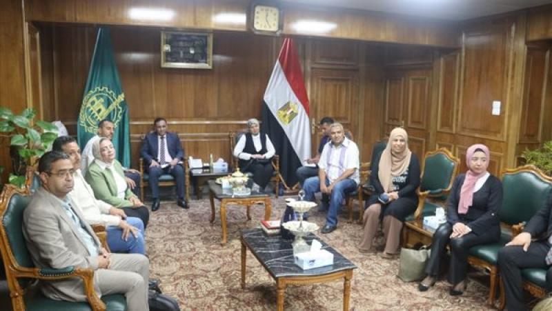 محافظ القليوبية يستقبل لجنة المشروعات الخضراء والذكية