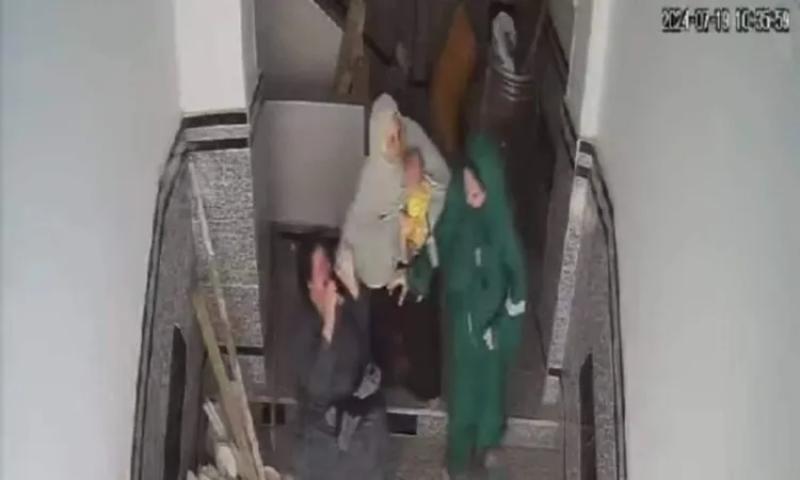 لحظة اعتداء الزوجة على حماتها بالشرقية