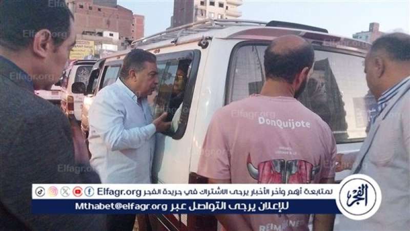 محافظ الدقهلية اثناء تواصله مع احد المواطنين 