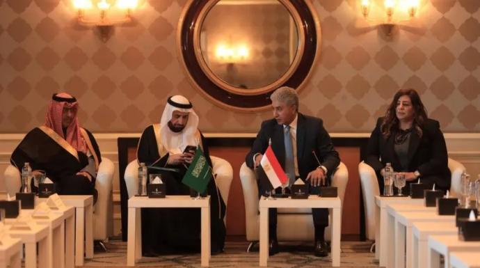 وزير السياحة ووزير الحج السعودي يلتقيان مع مجموعة من شركات السياحة المصرية لتنظيم الرحلات